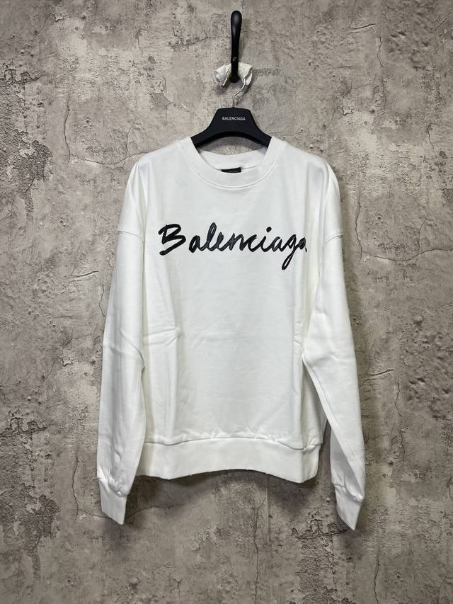 Balenciaga巴黎世家 手写体logo字母印花圆领套头长袖卫衣 白色 男女同款 尺码表：Xxs. Xs. S. M. L 印花：印花材料采用安全环保无毒婴