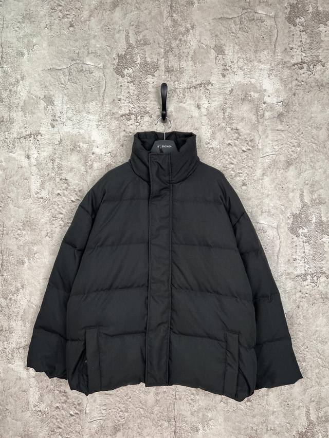 Balenciaga巴黎世家 后领双b字母刺绣羽绒服 黑色 男女同款 尺码：Xs. S. M. L 面料：面料用的是国产新疆优质棉纱，新疆棉花是国产棉花中公认的