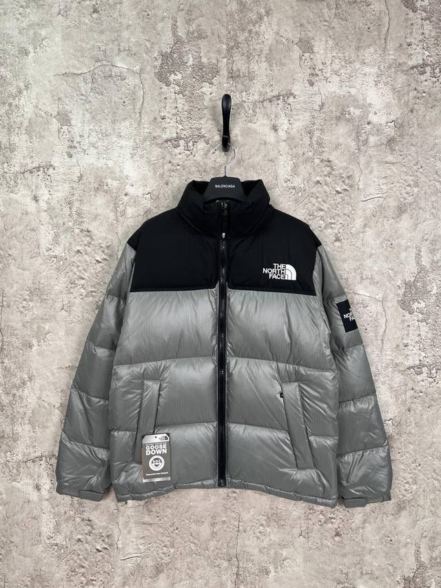 The North Face 北面1996 申敏儿同款大格子袖标经典羽绒服 颜色：灰色 白色 黑色 抹茶绿 尺码：Xs. S. M. L. Xl. Xxl. 羽