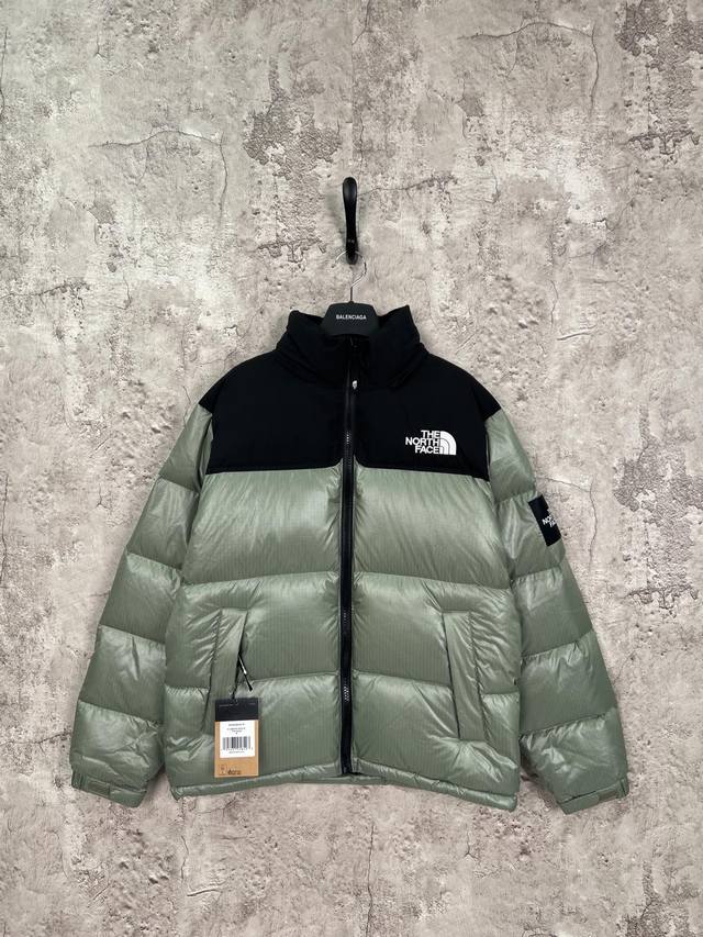 The North Face 北面1996 申敏儿同款大格子袖标经典羽绒服 颜色：灰色 白色 黑色 抹茶绿 尺码：Xs. S. M. L. Xl. Xxl. 羽