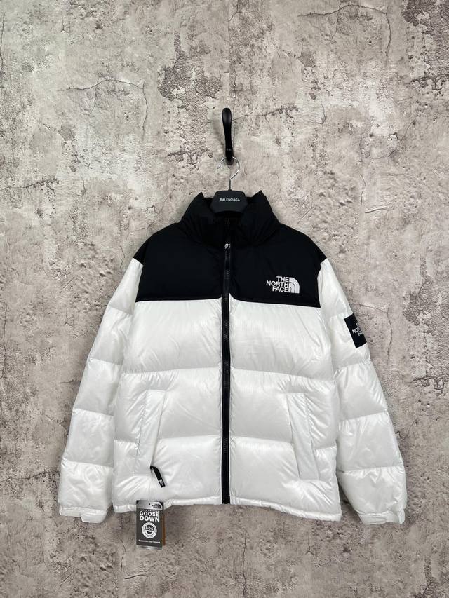 The North Face 北面1996 申敏儿同款大格子袖标经典羽绒服 颜色：灰色 白色 黑色 抹茶绿 尺码：Xs. S. M. L. Xl. Xxl. 羽