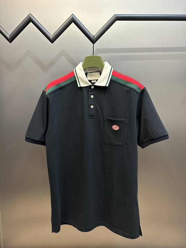 Gucci 撞色织带镶肩polo衫 面料采用26S双纱精梳棉平纹布，克重280G，前幅口袋平车单边压脚贴绣花章仔，章仔采用日本进口田岛绣花机刺绣，棉质绣花线榻榻