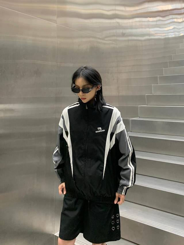 Balenciaga巴黎世家新款拼接双勾运动夹克外套 情侣款秀场主打款，定织定染 面料软硬程度适中拼接设计裁剪，不仅费料，做工方面也相当费工时，袖口处三色拼色，