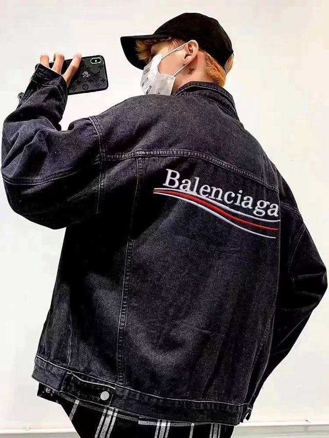 Balenciaga 巴黎世家黑色水洗可乐波浪后背字母立体刺绣牛仔外套 定制高品质牛仔布料，品质杠杠的 整件衣服纯色黑，给人一种冷酷的帅气 背后是立体感超强的可