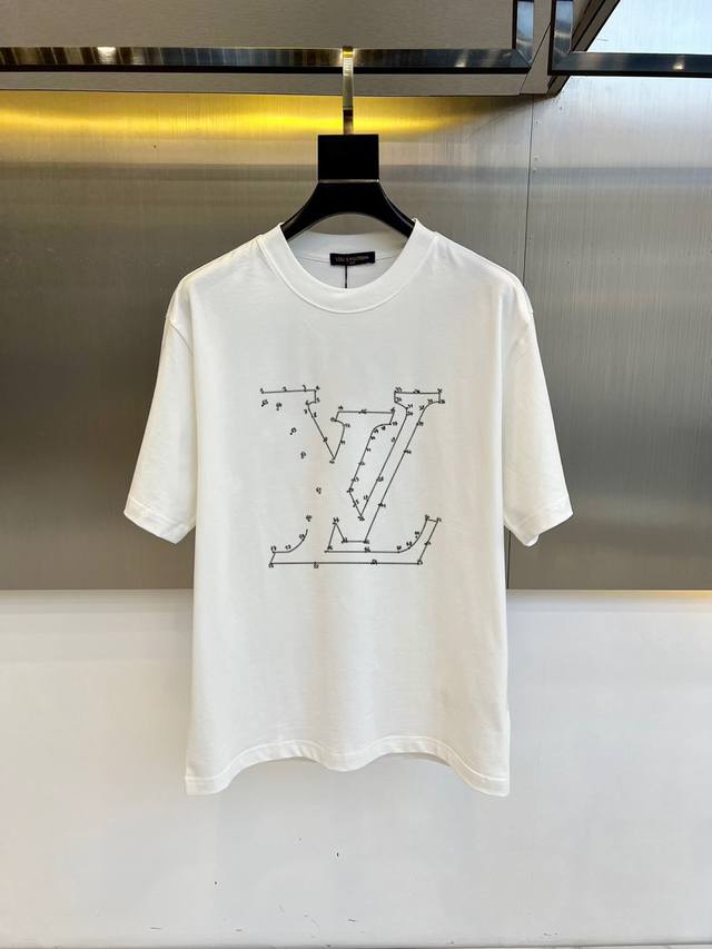 Lv 24夏季新款 印花字母logo休闲短袖t恤。进口100%长绒棉面料，舒适透气，印花图案logo每个细节做到极致，成品完成非常ok！上身极赞，随意百搭！Os