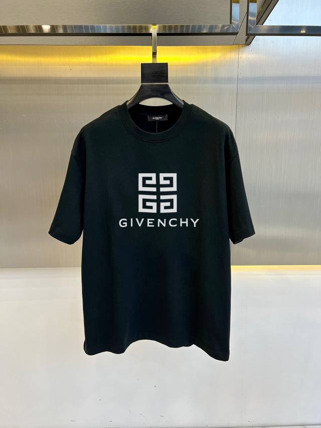 Givenchy 纪梵希 24夏季新款 印花字母logo休闲短袖t恤。进口100%长绒棉面料，舒适透气，印花图案logo每个细节做到极致，成品完成非常ok！上身