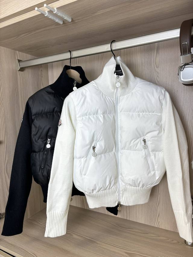 蒙口白月光款羊毛针织拼接90白鸭绒羽绒服 蒙口moncler 白月光羊毛针织拼接羽绒服 羊毛袖90白鸭绒一眼就爱上 每一个格羽绒都做了定位线不跑绒不钻绒都很充足