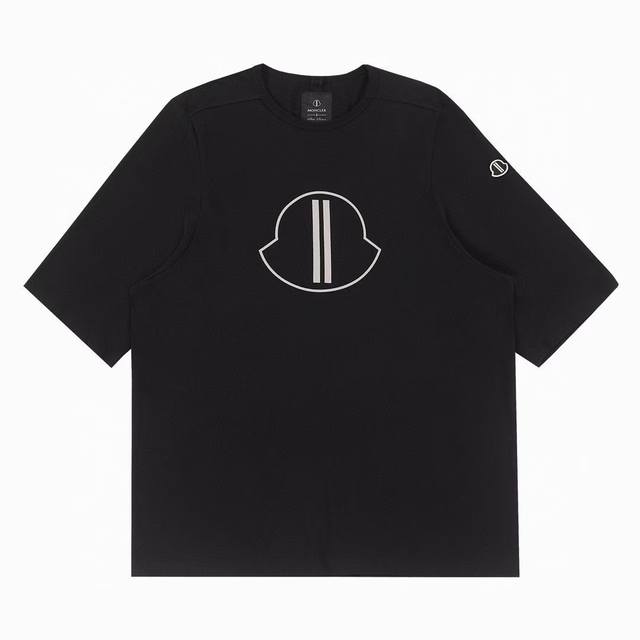 Rick Owens X Moncle 蒙口新款联名廓型印花短袖 联名款系列中 超廓型风短袖也是杀疯了 极简中的爆款 短袖来啦~ 面料实物质感无敌 包容性设计感