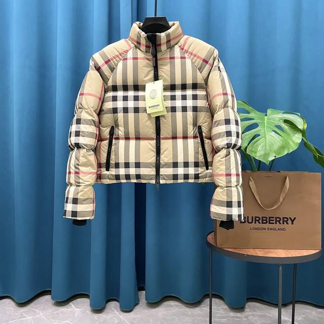 Burberry 巴宝莉 24Ss经典格纹短款羽绒服 女款 御寒必备单品 短款羽绒外套 Burberry 格纹羽绒服手感超级好，保暖又轻便，填充丰盈的鹅绒，饰以