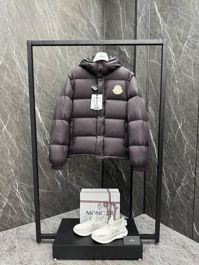 Moncler Cyclone二合一羽绒夹克外套.可变 夹克 连帽马甲 立领马甲 连帽羽绒外套. Cyclone羽绒服搭配可拆卸衣袖，可作为马甲或夹克穿着。 C