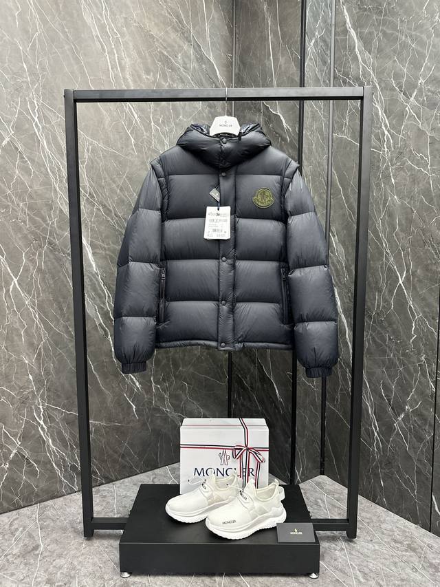 Moncler Cyclone二合一羽绒夹克外套.可变 夹克 连帽马甲 立领马甲 连帽羽绒外套. Cyclone羽绒服搭配可拆卸衣袖，可作为马甲或夹克穿着。 C