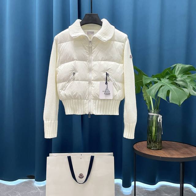 Moncler 蒙口cardigan 女士针织羽绒服外套 刺绣logo后背设计. 爆款奶油大泡芙.白雪公主. 采用90%鹅绒填充 原厂配套五金. 这款女士羊毛羽