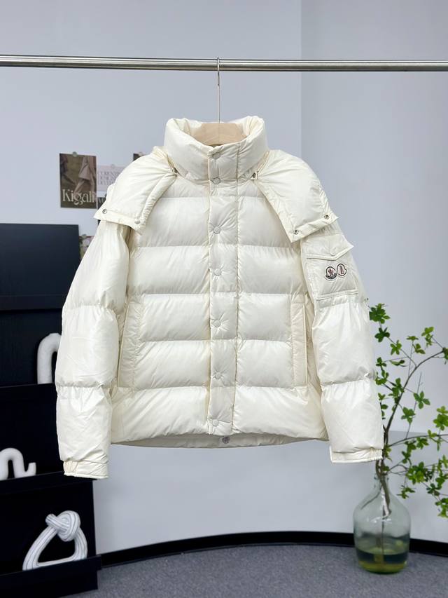 Moncler 蒙口70周年限定款羽绒服 全新色调焕新标志性款型。彰显品牌dna的典范之作，采用闪亮漆面尼龙制成，点缀标志性长方格绗缝。跨越季节与时尚的经典短款