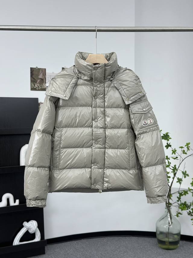 Moncler 蒙口70周年限定款羽绒服 全新色调焕新标志性款型。彰显品牌dna的典范之作，采用闪亮漆面尼龙制成，点缀标志性长方格绗缝。跨越季节与时尚的经典短款