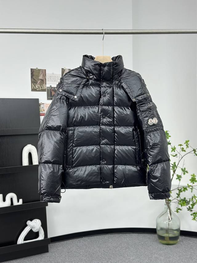 Moncler 蒙口70周年限定款羽绒服 全新色调焕新标志性款型。彰显品牌dna的典范之作，采用闪亮漆面尼龙制成，点缀标志性长方格绗缝。跨越季节与时尚的经典短款