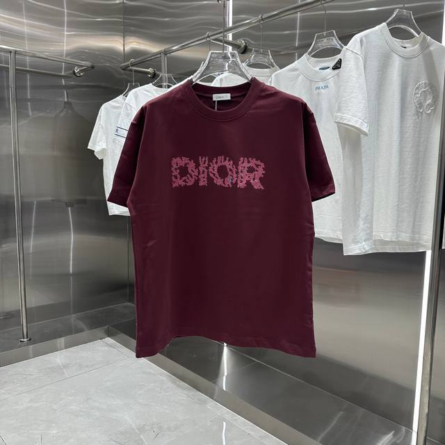 Dior 2024秋冬新款320克短袖t恤 个性印花 男女同款宽松版 S M L Xl Xxl 五个码 黑色 白色 酒红色