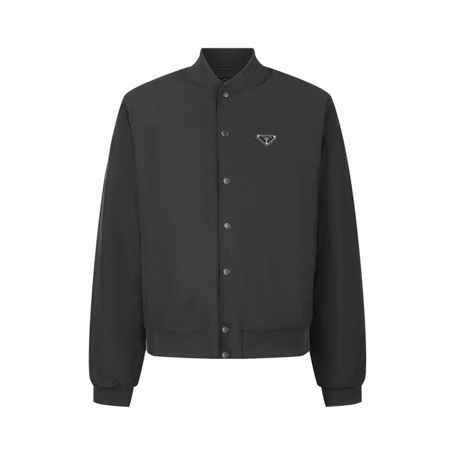 高版本 Prada 棉布飞行员夹克棉服 面料1：采用50支精棉布，新疆棉线定织而成，面料双股位缠绕织成，成本非常之高。 面料2：内里采用天丝a100+内里，表面