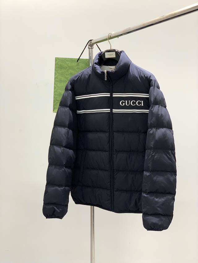 Gucci 古驰 ，2024冬季新品，时尚休闲羽绒服外套，专柜同步有售，原单狠货，采用进口原版面料，顶级印花工艺字母图案logo，原版五金辅料装饰，彰显着时尚的