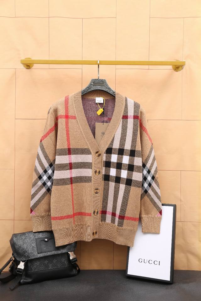 Burberry 巴宝莉 拼色格纹开衫外套 男女同款 情侣素款 全部对色定染羊毛针织衫 呈现提花精纺的格纹图案 柔软亲肤 双层针织很厚实 面料柔软极为舒适 亲肤