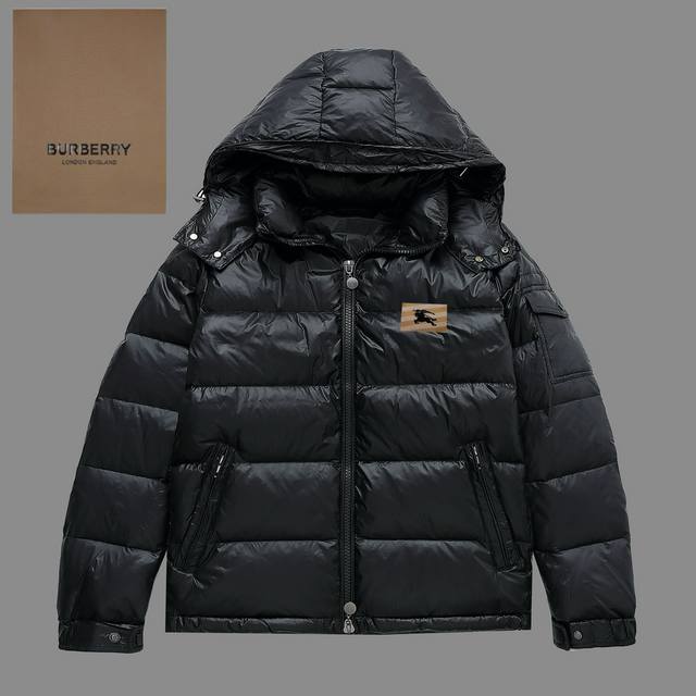 Burberry羽绒服：颜色 米白，黑色 尺码：M. L. Xl. Xxl.3Xl 羽绒：采用新欧标80纯白鹅绒填充，蓬松度高，回弹性好，不跑绒，透绒，提供了很