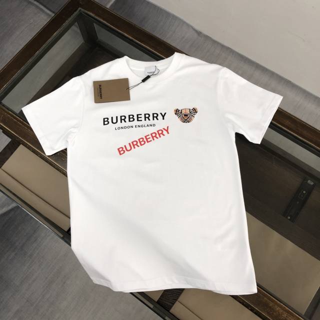 Burberry 巴宝莉 24Ss夏季新款圆领短袖t恤！270克重磅高端纯棉面料，手感质感都极完美！修身裁剪设计干净利落！时尚又好看！走线做工非常精致！版型效果