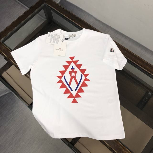 Moncler 蒙口 24Ss夏季新款圆领短袖t恤！270克重磅高端纯棉面料，手感质感都极完美！修身裁剪设计干净利落！时尚又好看！走线做工非常精致！版型效果超赞