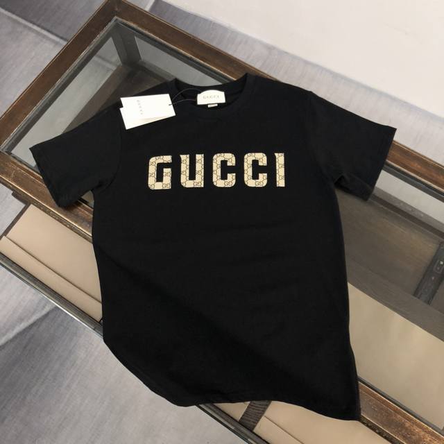 Gucci 古驰 24Ss夏季新款圆领短袖t恤！270克重磅高端纯棉面料，手感质感都极完美！修身裁剪设计干净利落！时尚又好看！走线做工非常精致！版型效果超赞！而