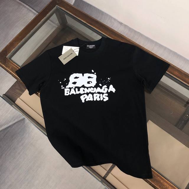 Balenciaga 巴黎世家 24Ss夏季新款圆领短袖t恤！270克重磅高端纯棉面料，手感质感都极完美！修身裁剪设计干净利落！时尚又好看！走线做工非常精致！版