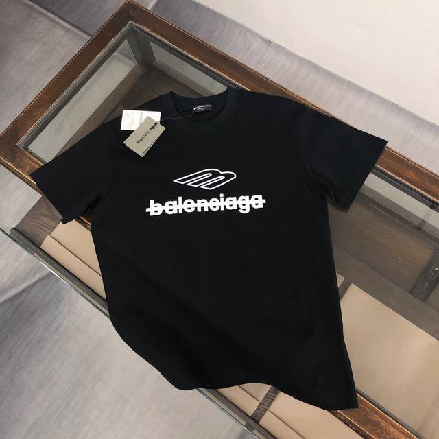 Balenciaga 巴黎世家 24Ss夏季新款圆领短袖t恤！270克重磅高端纯棉面料，手感质感都极完美！修身裁剪设计干净利落！时尚又好看！走线做工非常精致！版