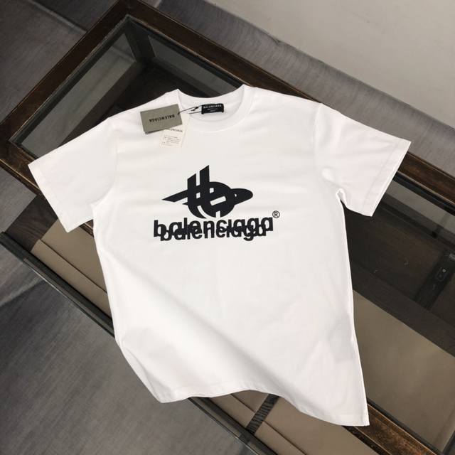 Balenciaga 巴黎世家 24Ss夏季新款圆领短袖t恤！270克重磅高端纯棉面料，手感质感都极完美！修身裁剪设计干净利落！时尚又好看！走线做工非常精致！版