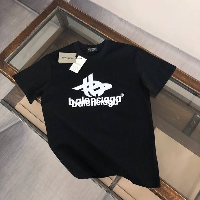 Balenciaga 巴黎世家 24Ss夏季新款圆领短袖t恤！270克重磅高端纯棉面料，手感质感都极完美！修身裁剪设计干净利落！时尚又好看！走线做工非常精致！版