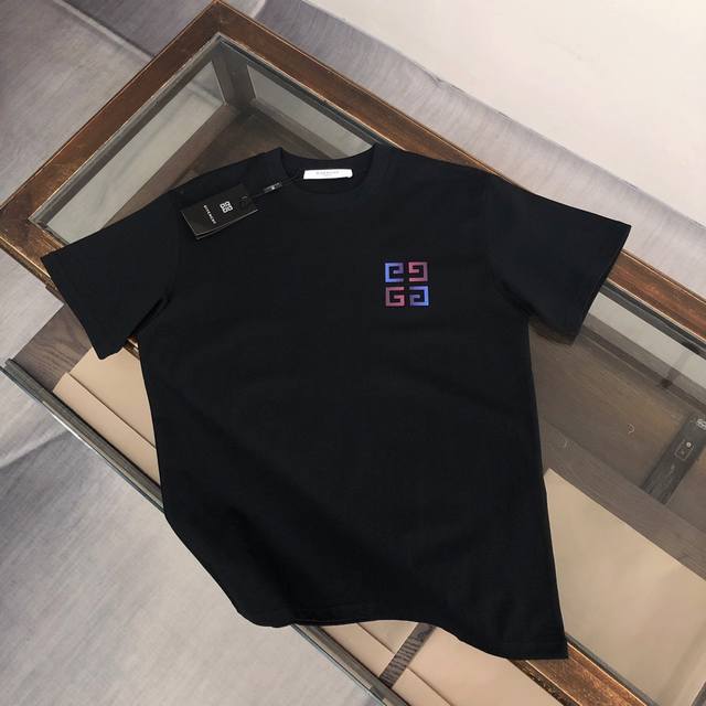 Givenchy 纪梵希 24Ss夏季新款圆领短袖t恤！270克重磅高端纯棉面料，手感质感都极完美！修身裁剪设计干净利落！时尚又好看！走线做工非常精致！版型效果