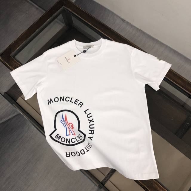 Moncler 蒙口 24Ss夏季新款圆领短袖t恤！270克重磅高端纯棉面料，手感质感都极完美！修身裁剪设计干净利落！时尚又好看！走线做工非常精致！版型效果超赞