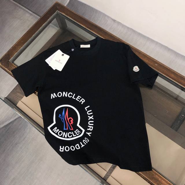 Moncler 蒙口 24Ss夏季新款圆领短袖t恤！270克重磅高端纯棉面料，手感质感都极完美！修身裁剪设计干净利落！时尚又好看！走线做工非常精致！版型效果超赞