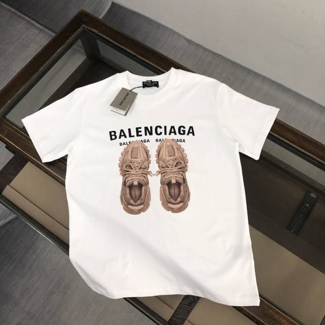 Balenciaga 巴黎世家 24Ss夏季新款圆领短袖t恤！270克重磅高端纯棉面料，手感质感都极完美！修身裁剪设计干净利落！时尚又好看！走线做工非常精致！版