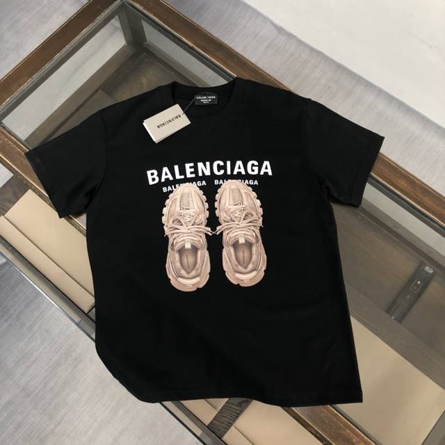 Balenciaga 巴黎世家 24Ss夏季新款圆领短袖t恤！270克重磅高端纯棉面料，手感质感都极完美！修身裁剪设计干净利落！时尚又好看！走线做工非常精致！版