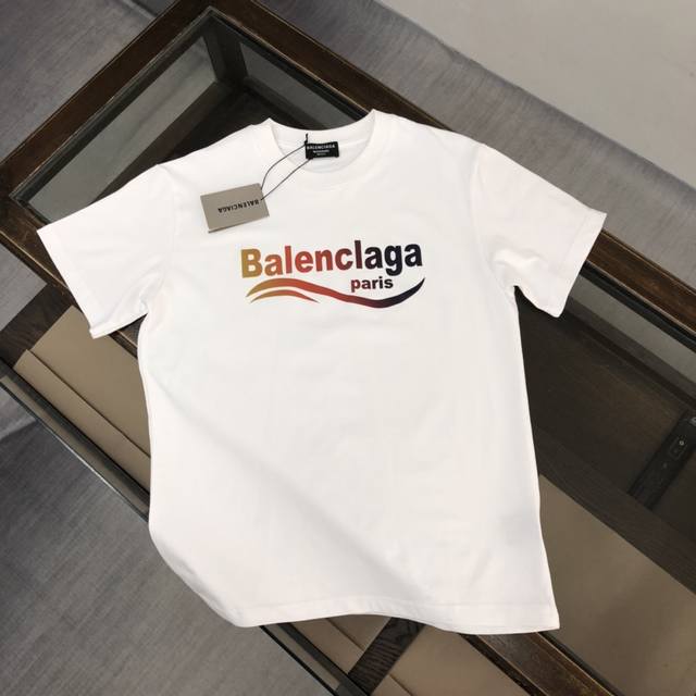 Balenciaga 巴黎世家 24Ss夏季新款圆领短袖t恤！270克重磅高端纯棉面料，手感质感都极完美！修身裁剪设计干净利落！时尚又好看！走线做工非常精致！版