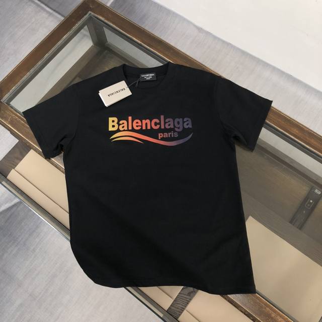 Balenciaga 巴黎世家 24Ss夏季新款圆领短袖t恤！270克重磅高端纯棉面料，手感质感都极完美！修身裁剪设计干净利落！时尚又好看！走线做工非常精致！版