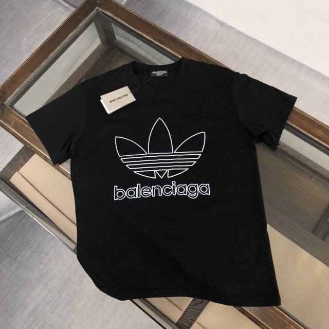 Balenciaga 巴黎世家 24Ss夏季新款圆领短袖t恤！270克重磅高端纯棉面料，手感质感都极完美！修身裁剪设计干净利落！时尚又好看！走线做工非常精致！版