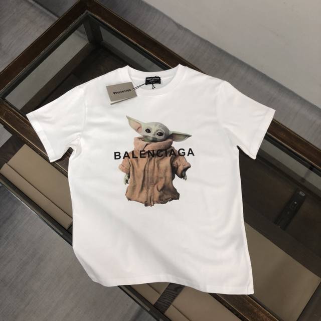 Balenciaga 巴黎世家 24Ss夏季新款圆领短袖t恤！270克重磅高端纯棉面料，手感质感都极完美！修身裁剪设计干净利落！时尚又好看！走线做工非常精致！版