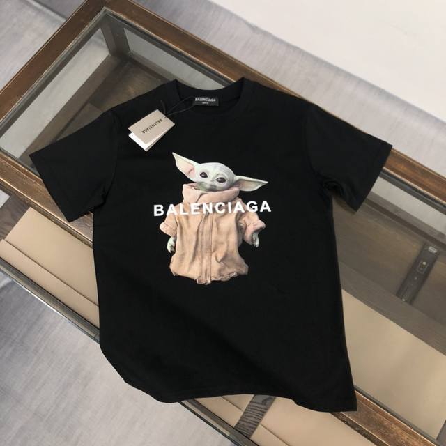 Balenciaga 巴黎世家 24Ss夏季新款圆领短袖t恤！270克重磅高端纯棉面料，手感质感都极完美！修身裁剪设计干净利落！时尚又好看！走线做工非常精致！版