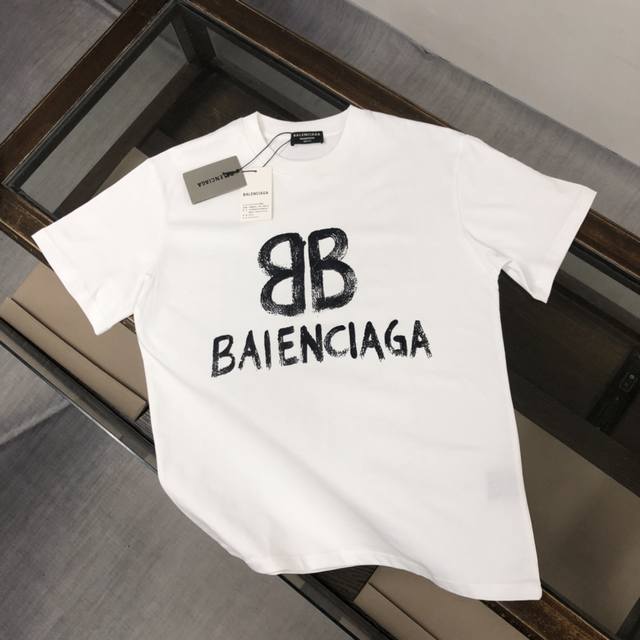 Balenciaga 巴黎世家 24Ss夏季新款圆领短袖t恤！270克重磅高端纯棉面料，手感质感都极完美！修身裁剪设计干净利落！时尚又好看！走线做工非常精致！版