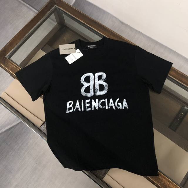 Balenciaga 巴黎世家 24Ss夏季新款圆领短袖t恤！270克重磅高端纯棉面料，手感质感都极完美！修身裁剪设计干净利落！时尚又好看！走线做工非常精致！版