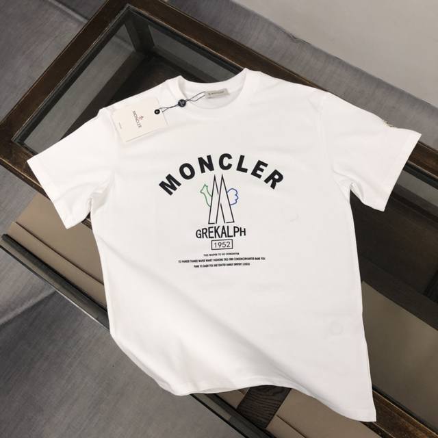 Moncler 蒙口 24Ss夏季新款圆领短袖t恤！270克重磅高端纯棉面料，手感质感都极完美！修身裁剪设计干净利落！时尚又好看！走线做工非常精致！版型效果超赞