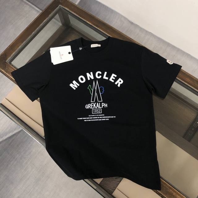 Moncler 蒙口 24Ss夏季新款圆领短袖t恤！270克重磅高端纯棉面料，手感质感都极完美！修身裁剪设计干净利落！时尚又好看！走线做工非常精致！版型效果超赞