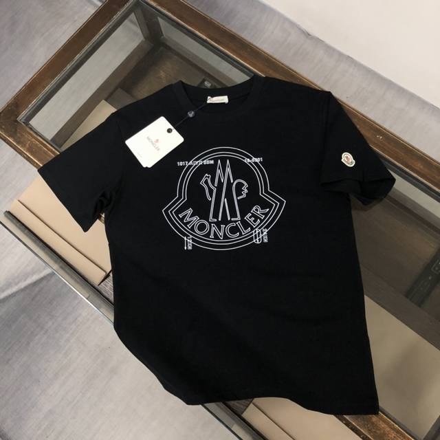 Moncler 蒙口 24Ss夏季新款圆领短袖t恤！270克重磅高端纯棉面料，手感质感都极完美！修身裁剪设计干净利落！时尚又好看！走线做工非常精致！版型效果超赞