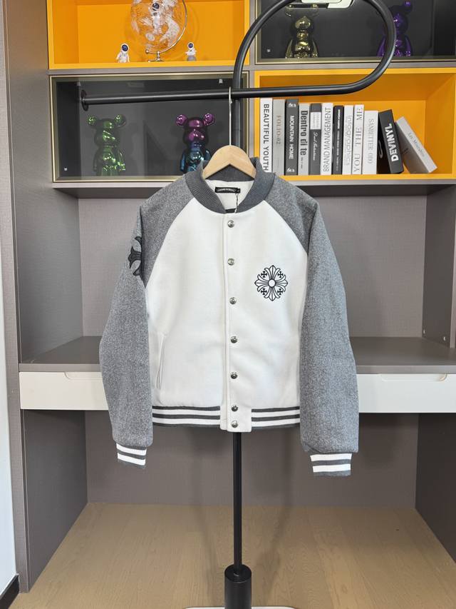 D 克罗心 Chrome Hearts2024Ss 棒球服夹克棉服外套 -采用梭织夹棉面料 十万针刺绣工艺复杂且精细 搭配重工五金配件一比一还原 颜色:白灰 尺