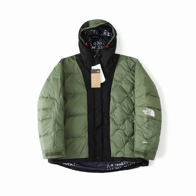 D 北面the North Face Ue先锋设计系列 拼色logo印花拉链刺绣连帽羽绒服 全羽绒填充 每件羽绒填充量450G以上，保暖没得说。最主要是设计感，