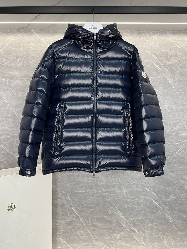 羽绒moncler Besine连帽字母羽绒夹克外套. 白鸭绒填充，小码填充320克，一件轻松过冬. Besines羽绒外套以现代手法演绎80年代的经典廓形，采