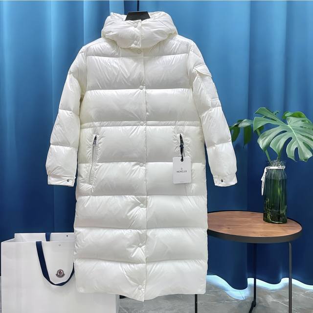 Moncler 蒙口maire长款羽绒服 女款 御寒极品！羽皇冬季加长连帽羽绒服 羽绒服纵使万千款式 作为羽绒界巅峰位置的王者 羽皇世家 每年都会列入重点回购清